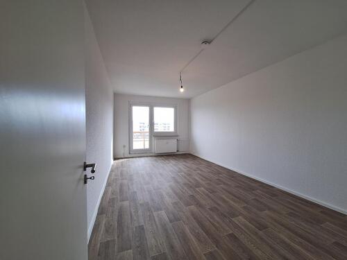 Foto - Ab 15.05.2026*Frisch renovierte 5 Zimmer-Wohnung im Hochparterre, 2 Bäder und Balkon!