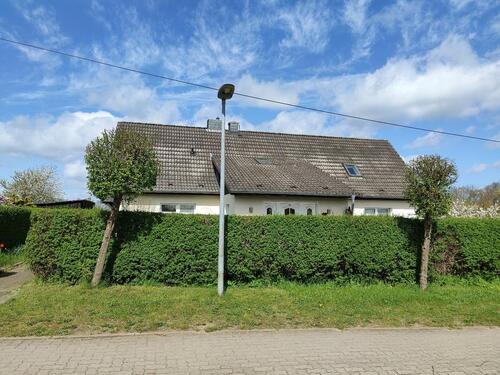 Foto - Einfamilienhaus mit großem Garten und viel Nebengelass
