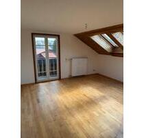 Helle 3-Zimmer-Dachgeschosswohnung mit Balkon & Stellplatz - Stiefenhofen