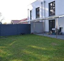 TOP.ENERGIEEFFIZIENTES WOHNEN – Moderne Doppelhaushälfte mit Terrasse, Garten & Carport in Bielefeld-Sennestadt