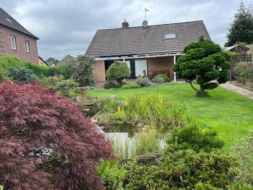 Foto - Freistehendes Einfamilienhaus mit japanischem Garten und Garage