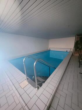 Foto - Gewerbefläche mit Schwimmbecken zu vermieten!