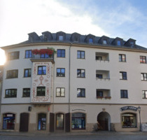 Herzlich willkommen in dieser charmanten 4-Zimmer-Etagenwohnung im zweiten Obergeschoss eines gepflegten Mehrfamilienhauses. Mit einer großzügigen Wohnfläche von 100,19 m² bietet Ihnen diese... - Zwickau