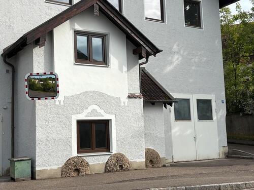 Foto - Große, helle Werkhalle mit Büro und Lager