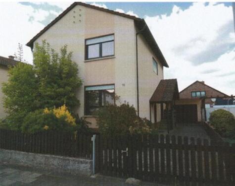 Foto - Freistehendes Haus mit Garten und Garage