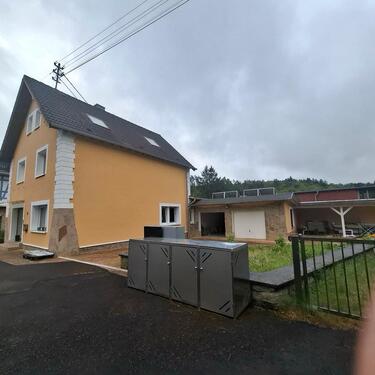 Foto - Haus mit Einliegerwohnung und 2 Hallen