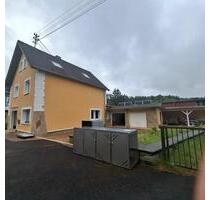 Haus mit Einliegerwohnung und 2 Hallen - Nauort