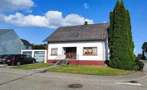 Foto - Freistehendes Einfamilienhaus mit großem Garten