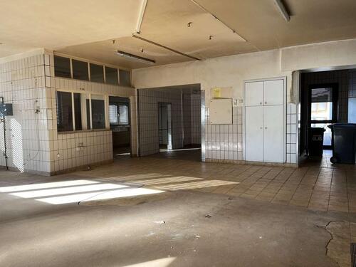 Foto - Lagerfläche Gewerbefläche in zentraler und frequentierter Lage mit großem Tor