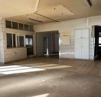 Lagerfläche Gewerbefläche in zentraler und frequentierter Lage mit großem Tor - Schönaich