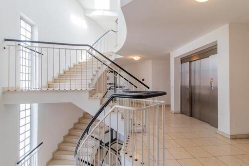 Foto - Helle 2-Zi-DG-Wohnung mit Lift, EBK, Stellplatz mögl.