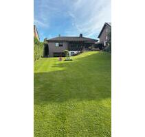 Linnich: Lichtdurchfluteter Bungalow mit großem Garten