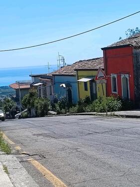 Foto - Sizilien, am Hang des Etna, kleines rotes Hauschen