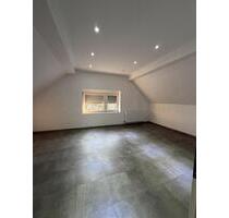 Dachgeschosswohnung zu vermieten – 4 Zimmer, Küche, Bad (120 m²) - Bexbach
