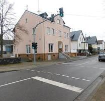 Sehr gepflegtes Ladenlokal mit Terrasse, Garage und Parkplätze in Top Lage - Hundsangen