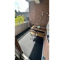 Helle 2-Zimmer-Wohnung mit Balkon & Parkplätzen vor der Tür - Grevenbroich Neuenhausen