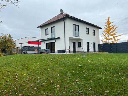 Foto - Schönes Einfamilienhaus zu vermieten mit großen Garten und terass