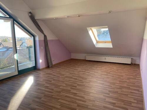 Foto - Helle geräumige 2 Zimmer Wohnung, Kü, Bad, WC, Extraflur, Balkon