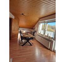 Schön geschnittene DG-Wohnung mit 3 Zimmern, Balkon + EBK - Schieder-Schwalenberg