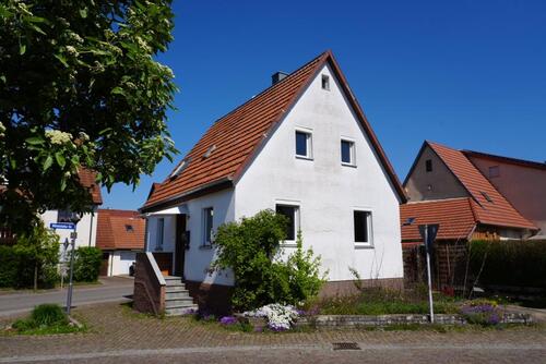 Foto - Handwerker aufgepasst, freistehendes Haus mit viel Potenzial