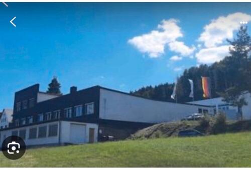 Foto - Lagerhalle oder Werkstatt (CNC) und Büro. Garage und Stellplätze