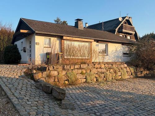 Foto - Freistehendes Haus mit Gartenhaus und Stellplätzen