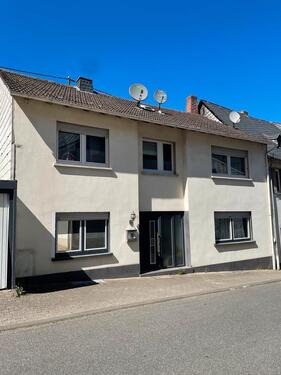 Foto - Gepflegtes Ein-Zweifamilienhaus mit 3 Garagen zu verkaufen