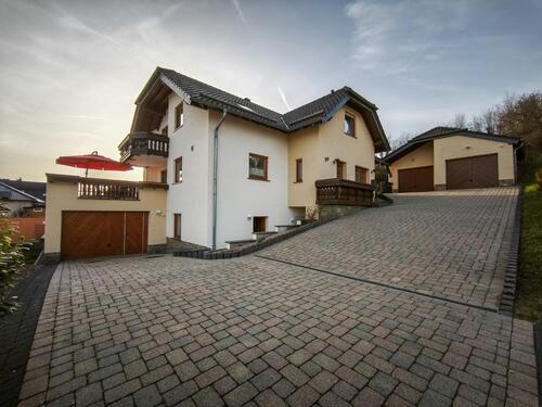 Foto - Großzügiges Zweifamilienhaus in ruhiger Ortsrandlage