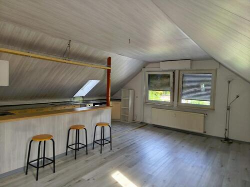 Foto - Biete 2 Zimmer Dach Wohnung Schräg mit Bad und Einbauküche