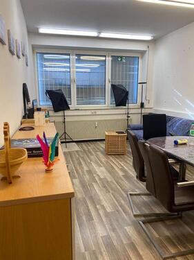 Foto - Attraktive Bürofläche mit 5 Räumen und Parkplätzen in Frankfurt-Nieder-Eschbach.