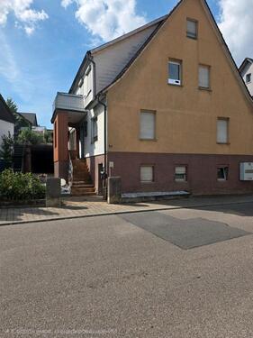 Foto - Einfamilienhaus mit Garage und Garten
