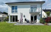 Foto - Moderneres energieeffizientes Familienhaus mit zwei Stellplätzen