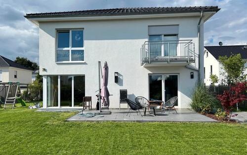 Foto - Moderneres energieeffizientes Familienhaus mit zwei Stellplätzen