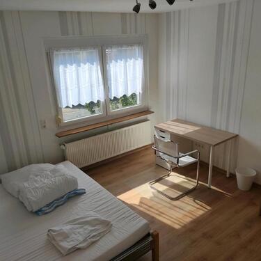 Foto - Möbelierte WG Zimmer in ruhiger Seitenstraße, ca 1500m zur Uni