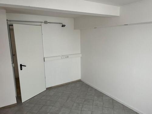 Foto - Lager Räume + XL Garage zu vermieten