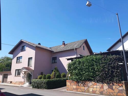 Foto - großes freistehendes Einfamilienhaus Garage und 7 Carportstellp.