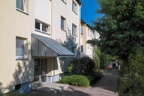 Foto - Ein Zuhause zum Ankommen: Großes Wohnzimmer u. Loggia mit Grünblick