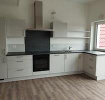 NÄHE BAD BUCHAU! Gehobene 3,5 Zimmer DG-Wohnung mit EBK, Terrasse & Außenstellplatz zu vermieten!