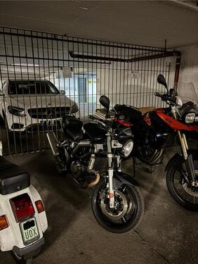 Foto - Motorradstellplatz für den Winter