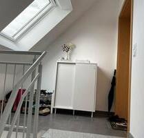 Klimatisierte 3,5-Zimmer-DG-Wohnung mit Balkon und Einbauküche in - Roggenburg