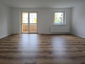 Foto - Voll sanierte 3-Raum-Wohnung im EG mit Balkon – 58 m²