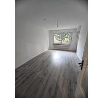 Hochwertige 2-Zimmer-Wohnung mit Balkon in der Waldstraße 3. OG, Crossen an der Elster - Heideland