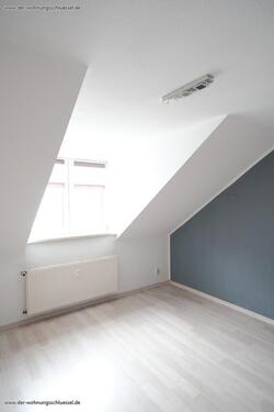 Foto - Attraktive Dachgeschoss Whg mit 2 Zimmern u. Einbauküche !
