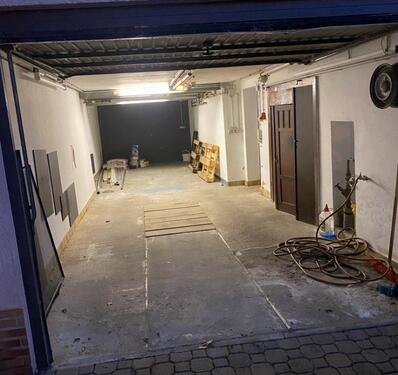 Foto - Garage mit Schacht & WC - 300,00 EUR Miete,