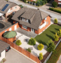 Foto - EG-Wohnung mit Garten und Doppelgarage