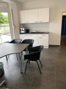 Foto - Büro Lager Außenlagerfläche an stark frequentierter Straße