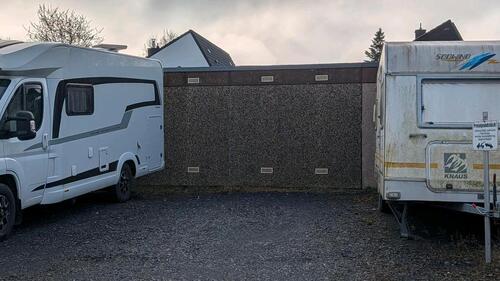 Foto - Wohnmobil PKW Stellplatz. geschottert. Zentrumsnähe