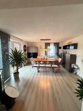 Foto - Lichtdurchflutete 4-Zimmer-Wohnung mit Balkon, Garten & Garage