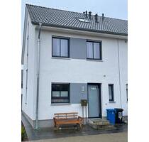 Neuwertiges Reihenendhaus (4 Zimmer +EBK+ Stellplatz) in Elmshorn - Kölln-Reisiek