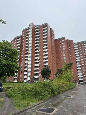Foto - Diese gepflegte Etagenwohnung im 12. Obergeschoss überzeugt durch ihre großzügige Wohnfläche von 52,2 m² sowie einen beeindruckenden Ausblick, der diese Lage zu etwas ganz Besonderem macht. Dank...